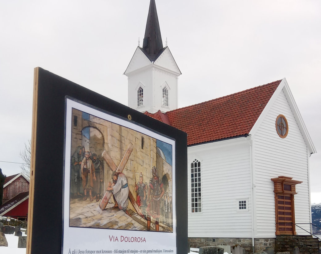 Bilde av påskevandringsplakat utanfor Tjugum kyrkje