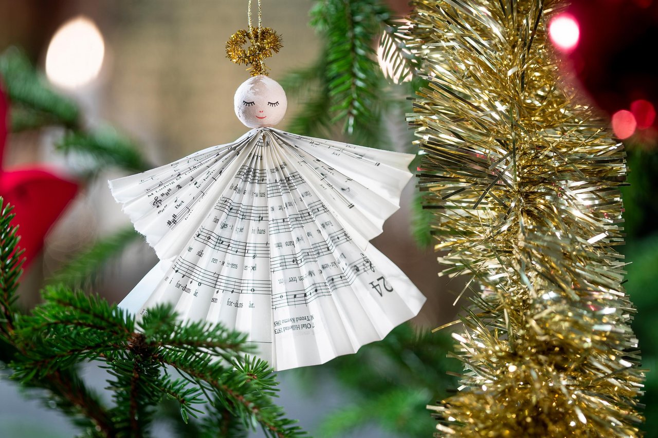 Foto av papirengel på juletre