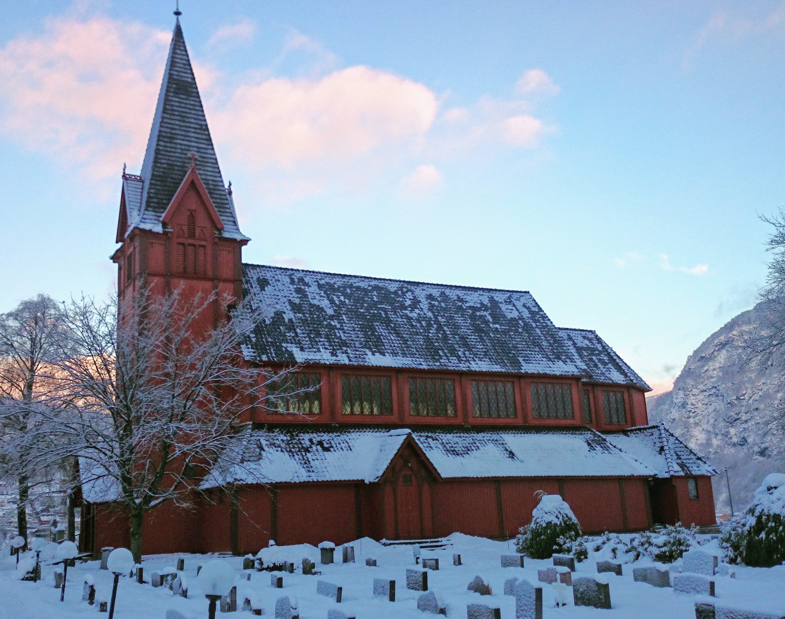 Foto av Stedje kyrkje med snø på taket