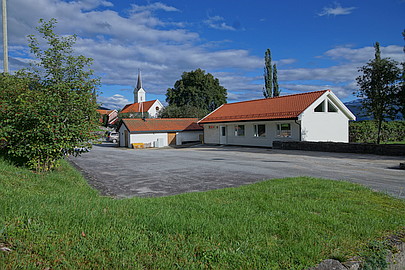 Foto av kyrkjestova ved Tjugum kyrkje