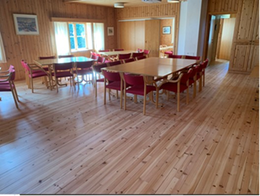 Bilde av nyslipte og lakka golv i storsalen i Leikanger kyrkjelydshus